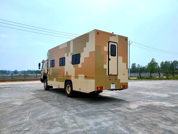 重汽豪沃四驅野戰宿營車(12人)