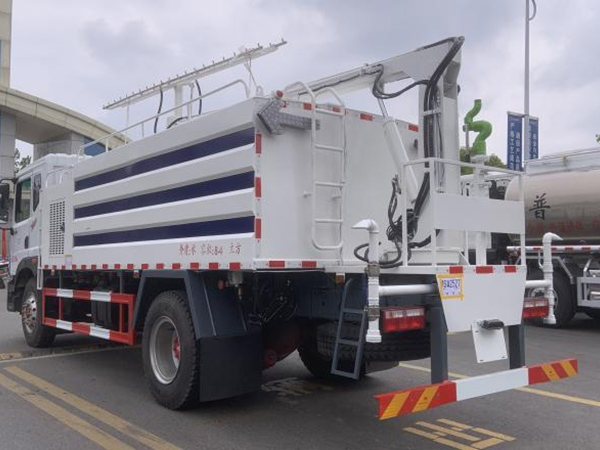 東風D9光伏清洗車