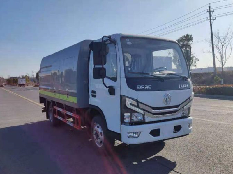 東風(fēng)小多利卡中置護(hù)欄清洗車(chē)