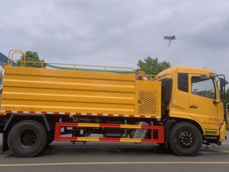 方罐-東風天錦高速清洗車