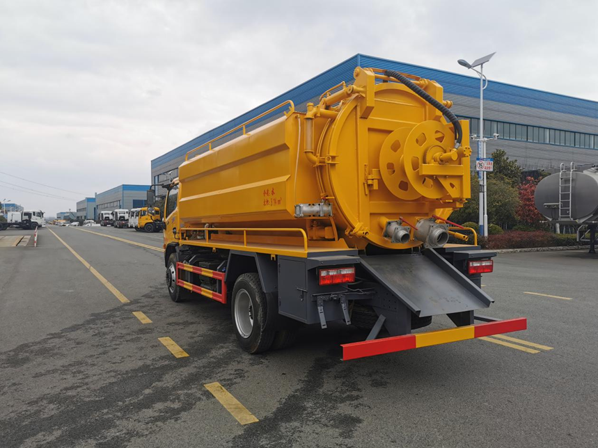 東風多利卡方罐清洗吸污車